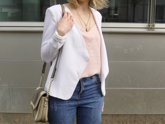 mom jeans, white blazer, camisole, fishnet, flats, look, outfit, style, fashion, fashionblog