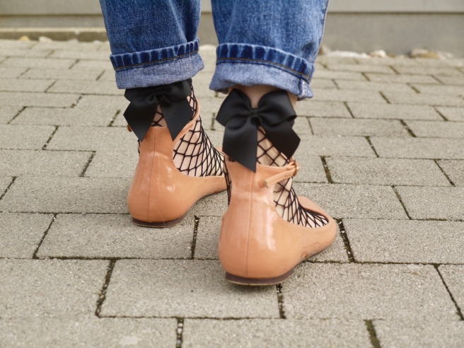 fishnet, mom jeans, flats, bows, outfit, style, fashionblog