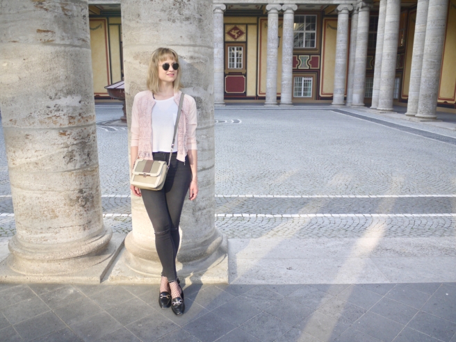 pink bomber jacket, slippers, skinny jeans, ray ban sunnies, outfit, style, look, fashion blog